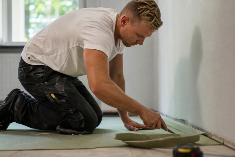 Laminaat leggen door een vakman met planken, ondervloer en gereedschap voor een strak vloerresultaat
