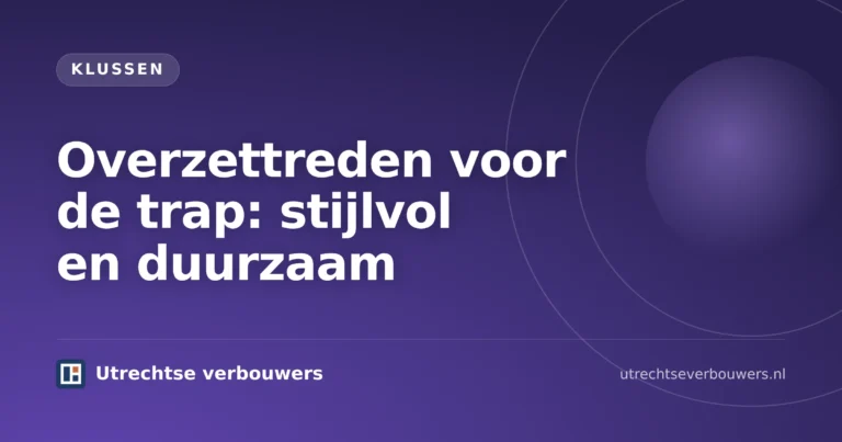 Moderne houten overzettreden trap in een strak interieur